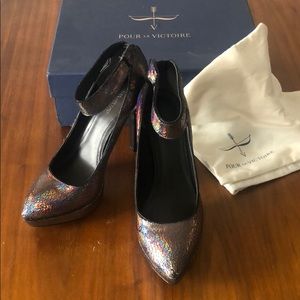 Pour La Victoire iridescent platform pumps